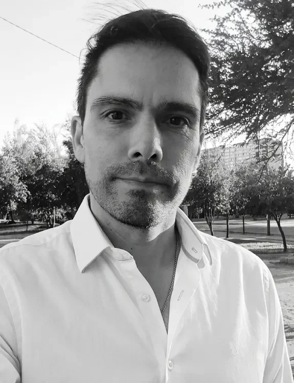 yo camisa blanca